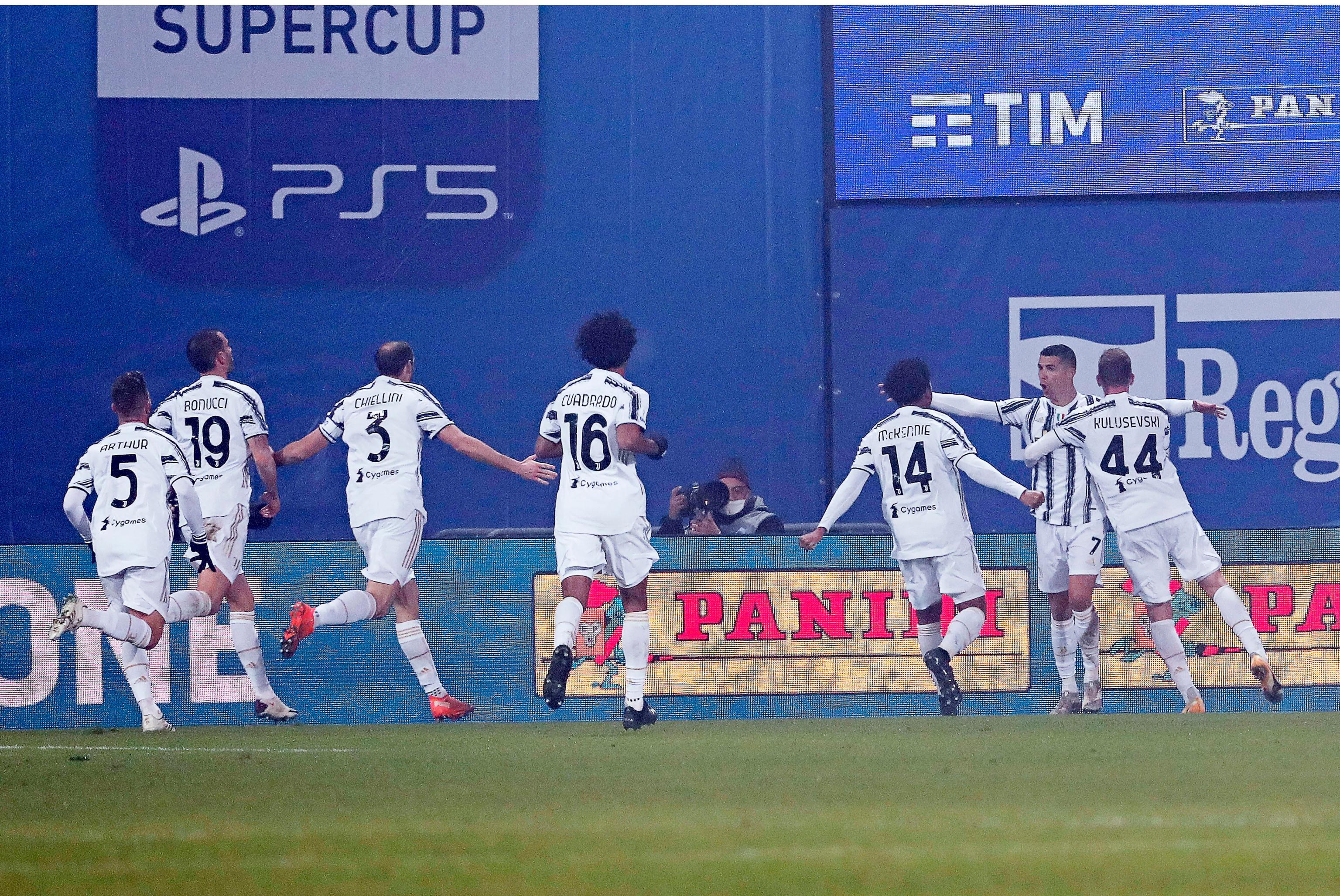 I giocatori della Juve abbracciano Ronaldo dopo il gol dell'1-0