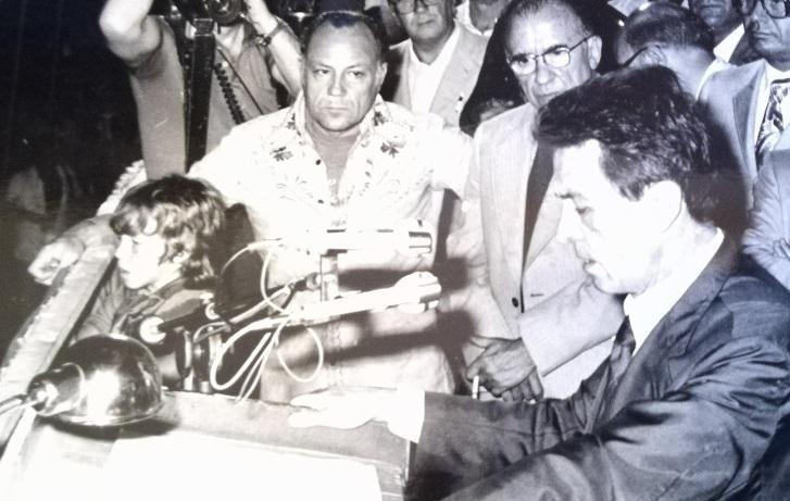 Berlinguer al comizio di Livorno nel '75: al suo fianco c'è Santiago Carrillo, leader dei comunisti spagnoli, al centro della foto il cantante Claudio Villa