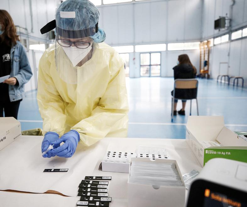 Tamponi nelle scuole anche in Lunigiana test rapidi estesi a insegnanti e Ata 