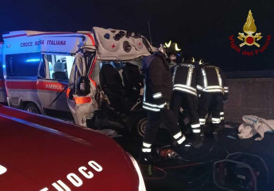 Scontro in autostrada tra ambulanza e tir Quattro operatori feriti 