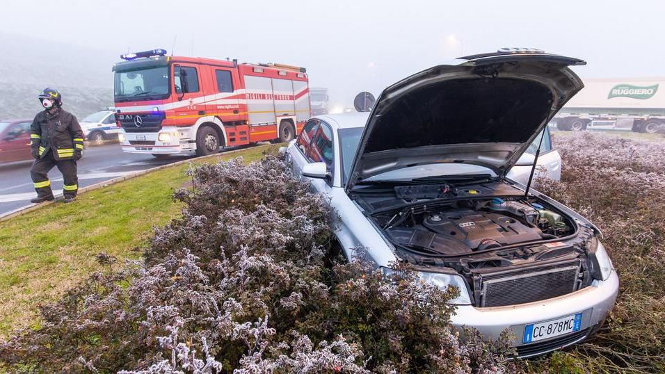 Il tir tampona due auto alla rotonda Anziano ferito