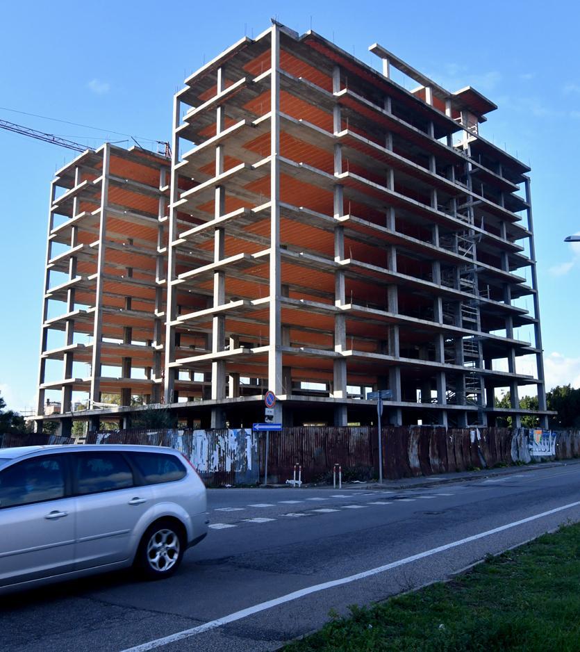 All’asta per l’ottava volta le due “torri” di via Pietri 