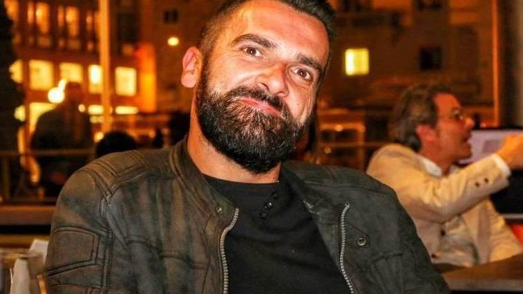 Ucciso da un malore in casa a 37 anni volontario e manager delle cover band