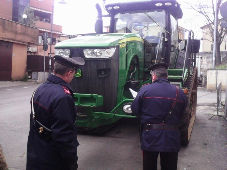 Falsa vendita di trattore on line: incassano e scappano, tre denunciati