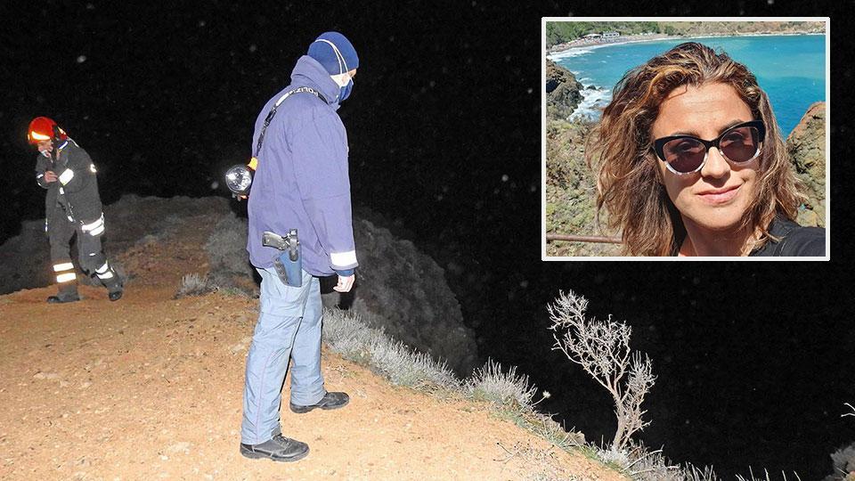 Un poliziotto osserva la scogliera dal punto in cui la donna è finita di sotto
