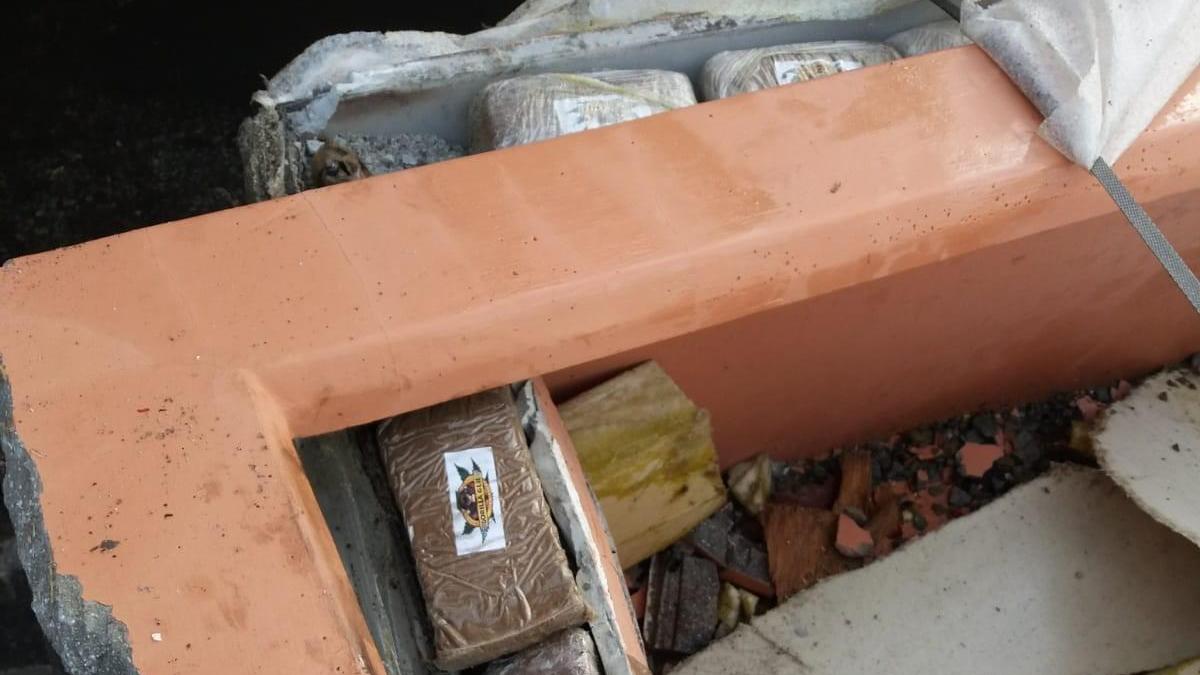 Da Valencia a Livorno 600 chili di droga nascosti nelle fioriere: due arresti