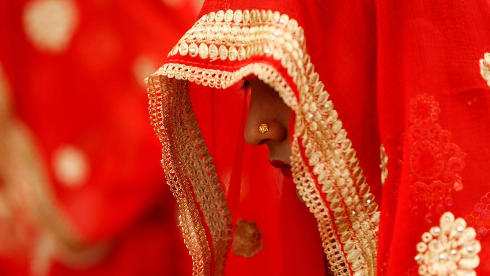 Combinano il matrimonio della figlia in Pakistan, lei si ribella e li fa denunciare