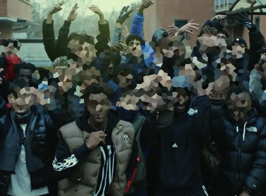 Reggio Emilia: pistole, assembramenti e spinelli nel video musicale shock girato al Campo di Marte 