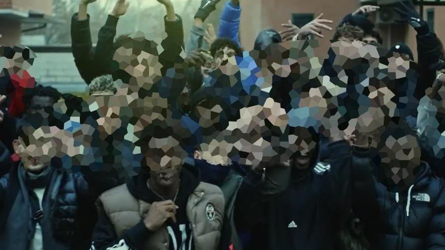 Reggio Emilia: pistole, assembramenti e spinelli nel video musicale shock girato al Campo di Marte