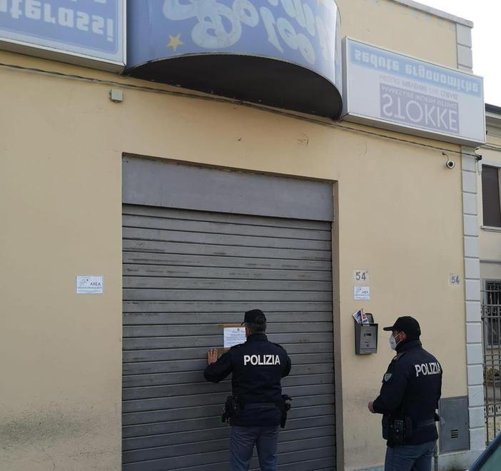 Nove clienti nel negozio Cinque giorni di chiusura 