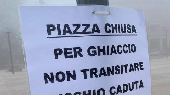 Piazza chiusa per gelo Non si può spargere sale
