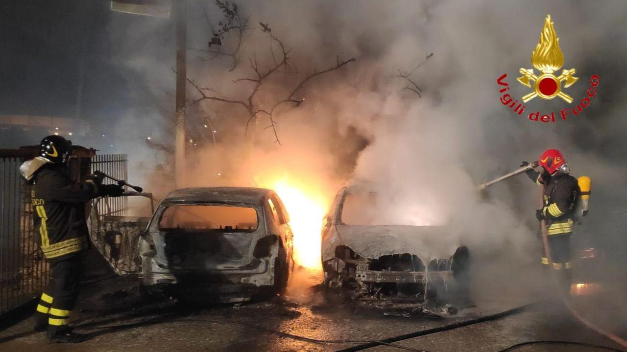 Budoni, incendio in un'officina: distrutte tre auto