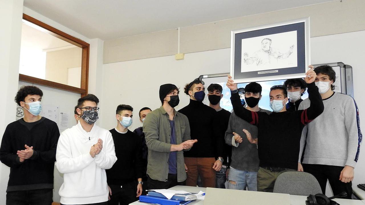 Cerimonia di commemorazione al liceo dedicata al docente Massimo Bettini, recentemente scomparso, a cui è stato dedicato un quadro (fotoservizio Paolo Barlettani)