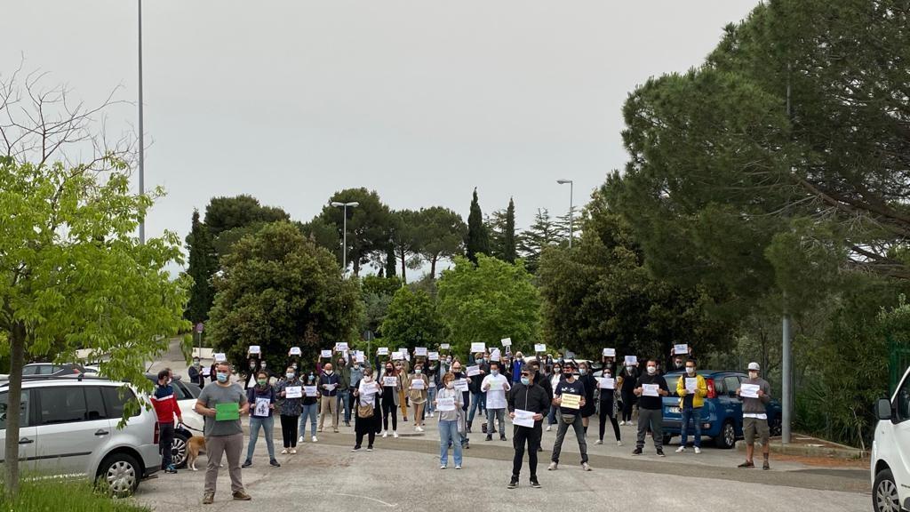 Un momento dell’iniziativa del 13 maggio 2020 degli aderenti ad Attività Unite quando simbolicamente consegnarono le chiavi delle loro imprese alla sindacadi Campiglia Marittima