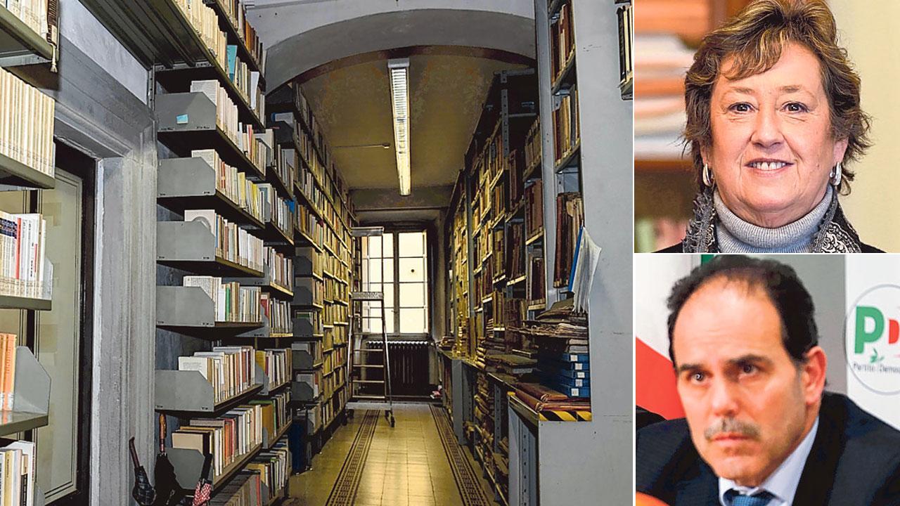 Un corridoio della biblioteca statale di Lucca. In alto a destra la direttrice Monica Angeli e sotto il senatore Andrea Marcucci