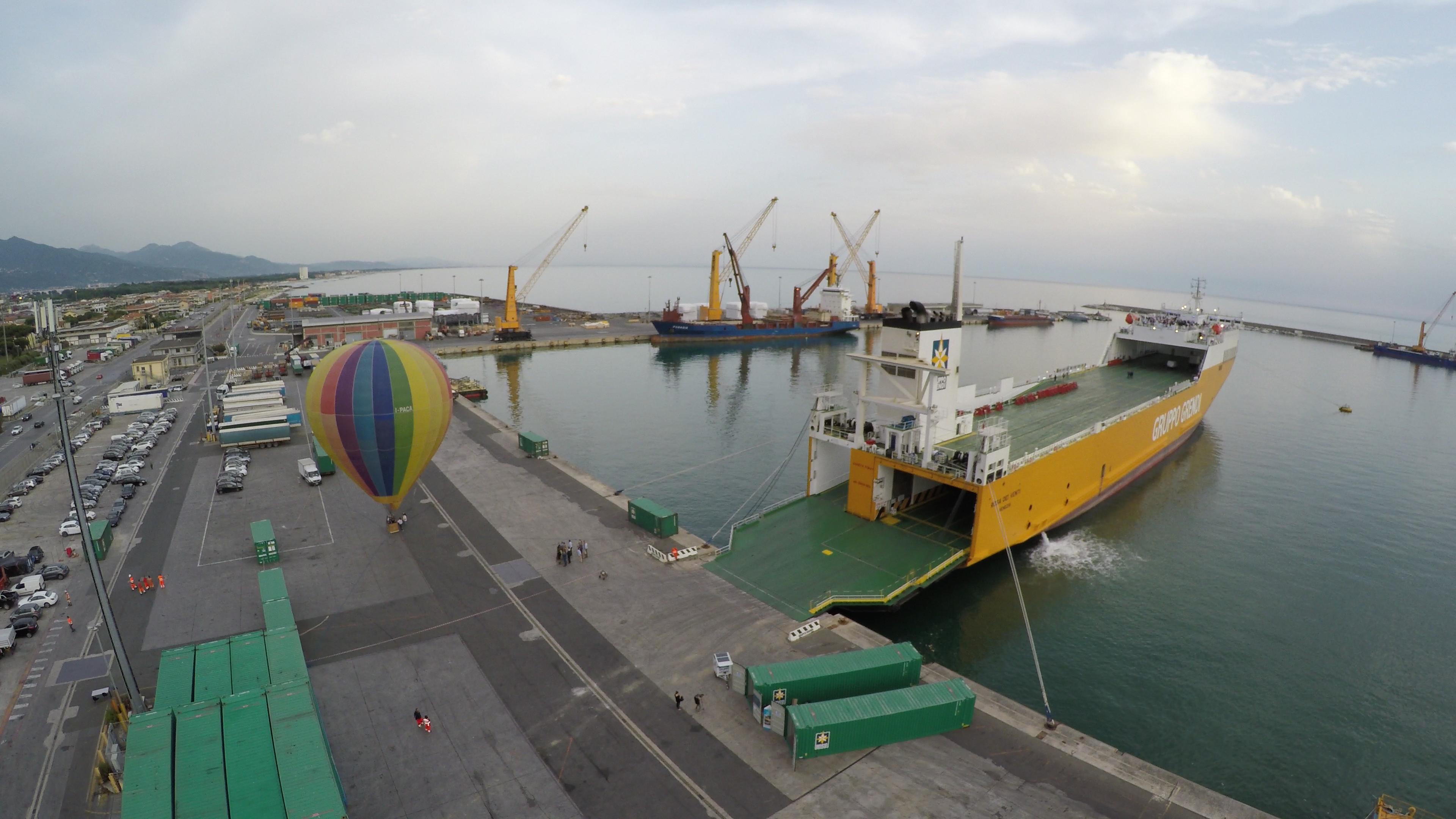 Il cargo del gruppo Grendi ormeggiato a Marina di Carrara