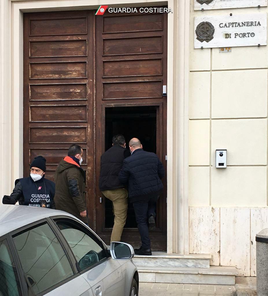 I Vivarelli entrano negli uffici della capitaneria di porto