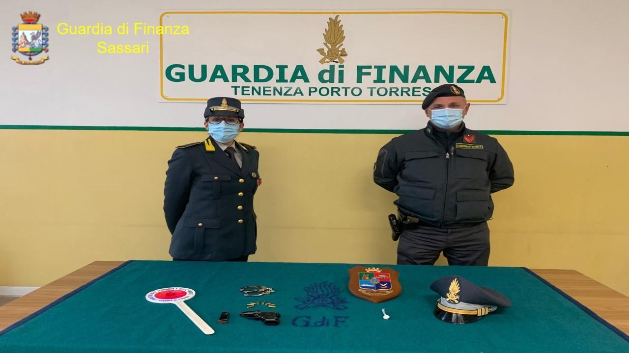 Allo sbarco a Porto Torres sorpreso con un grammo di coca e una pistola: arrestato 