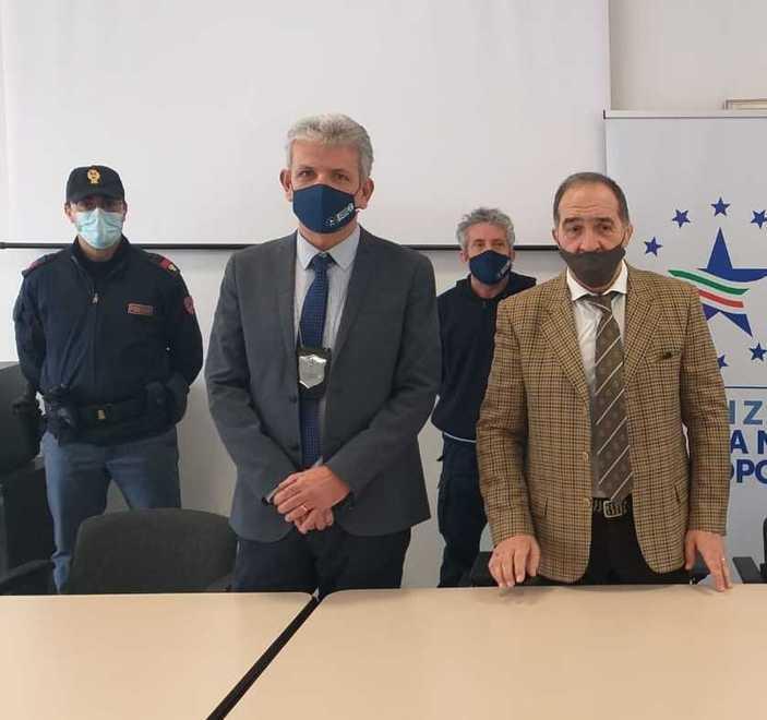 A sinistra il caporeparto antifrode dell'Agenzia delle dogane e dei monopoli, Francesco Rapisarda. A destra il questore Lorenzo Suraci