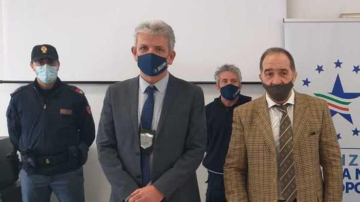 A sinistra il caporeparto antifrode dell'Agenzia delle dogane e dei monopoli, Francesco Rapisarda. A destra il questore Lorenzo Suraci