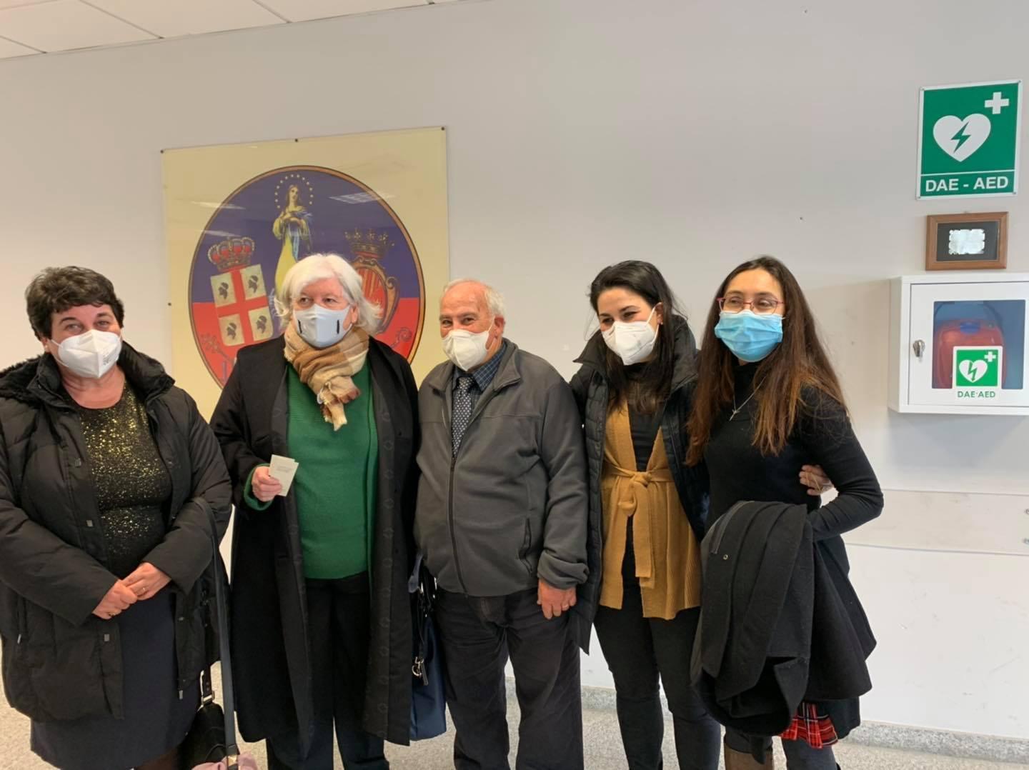 La rettrice di Cagliari Maria Del Zompo con la famiglia del professor Alberto Nori di Alghero