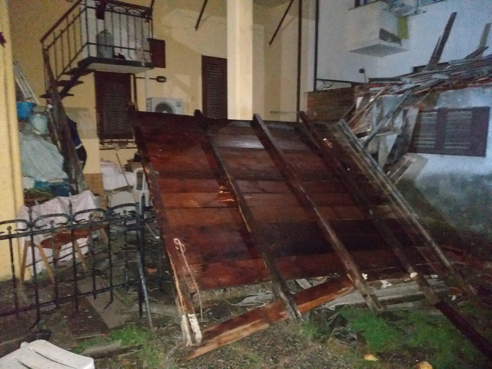 Il tetto crollato in via Ugo Foscolo