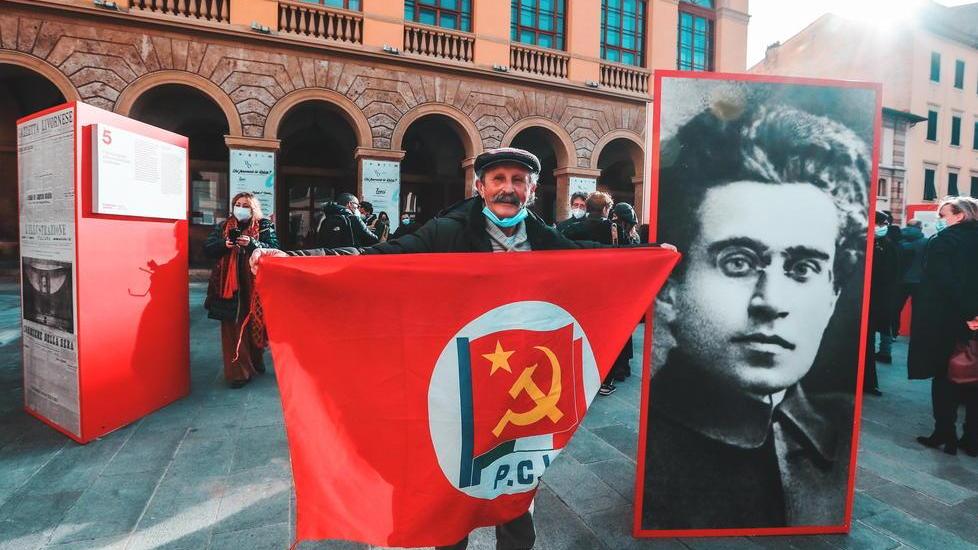 Bandiere, libri, Gramsci e Togliatti. E in via Ricasoli è “fioriera rossa” per i 100 anni del Pci