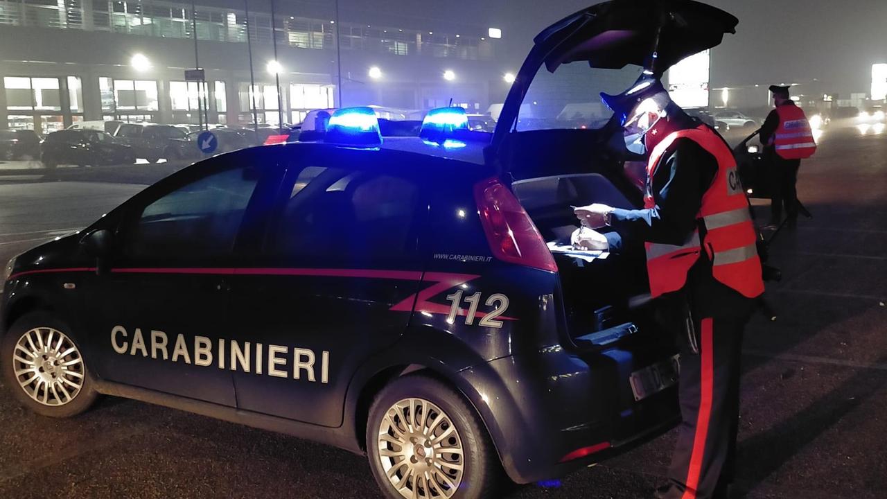 Rubano un'auto a Casumaro, scoperti dai carabinieri di Cento