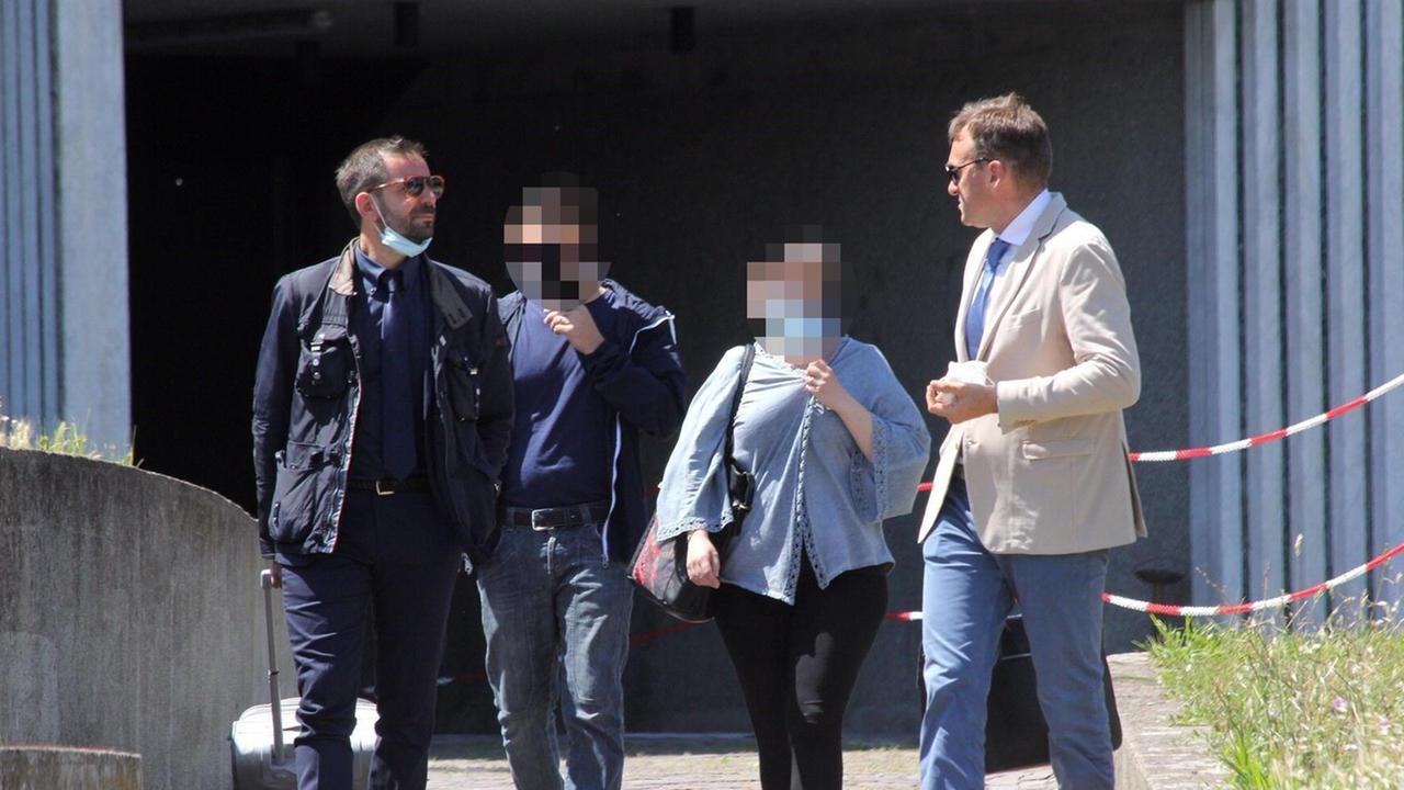 I due imputati all'uscita dal Tribunale dopo la sentenza di primo grado