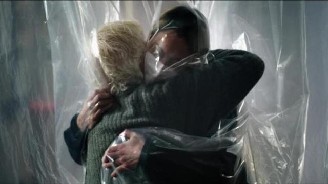 La stanza degli abbracci: l'immagine è tratta da uno degli spot per i vaccini girati dal regista Tornatore