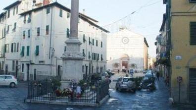 Lavori per riparare il selciato: traffico spostato su un solo lato