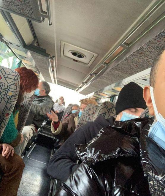 Un solo bus e pieno per il ritorno da scuola