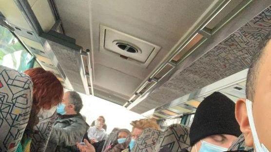 Un solo bus e pieno per il ritorno da scuola