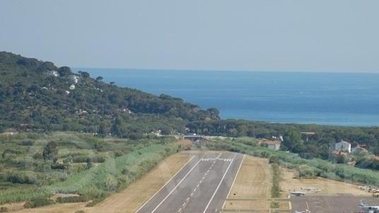 Sul futuro dell’aeroporto si spacca in due il consiglio