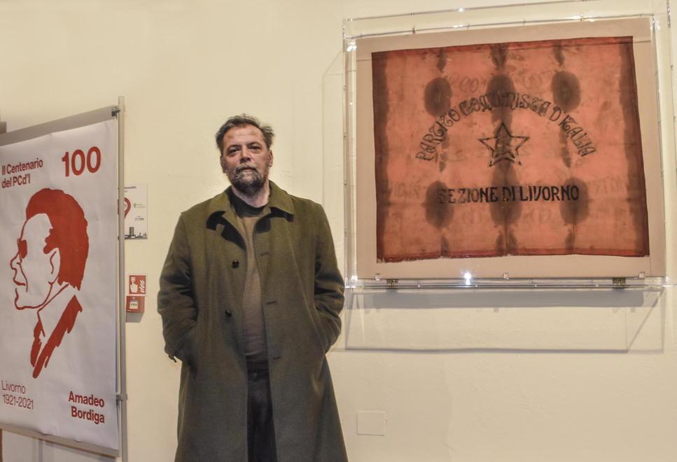 La prima bandiera cucita a mano nella mostra dedicata ai cimeli 