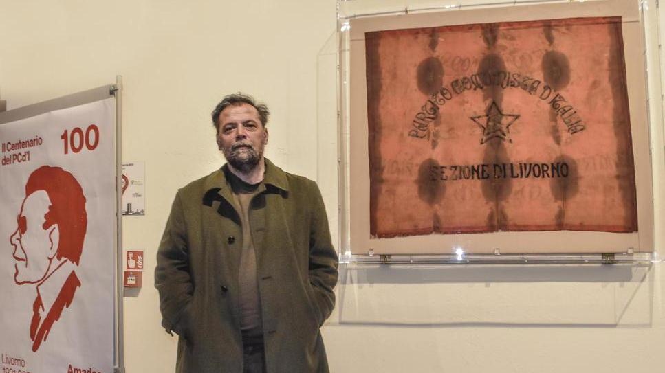 La prima bandiera cucita a mano nella mostra dedicata ai cimeli