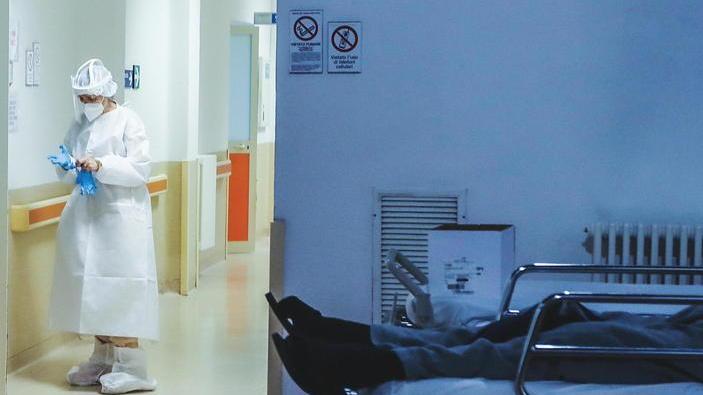Dieci ricoverati in meno ma i contagi continuano a salire