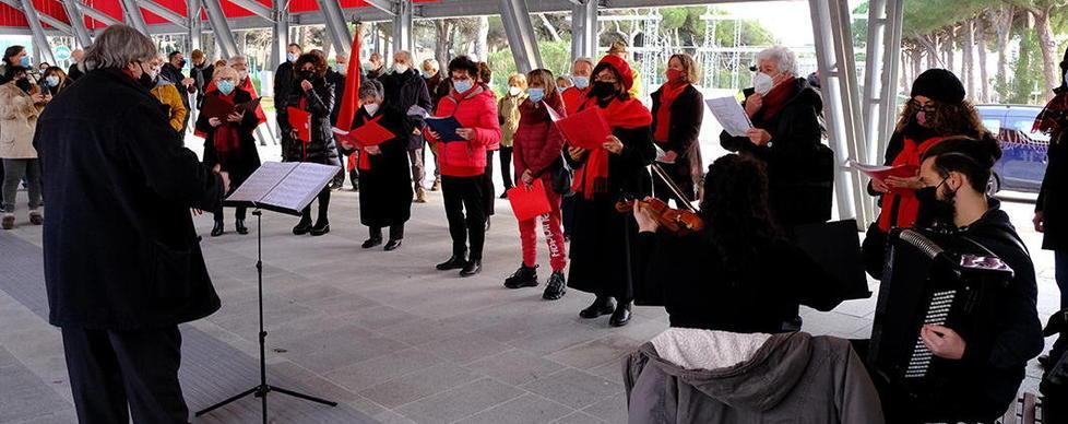 Cori e bandiere per ricordare i 100 anni del Partito comunista