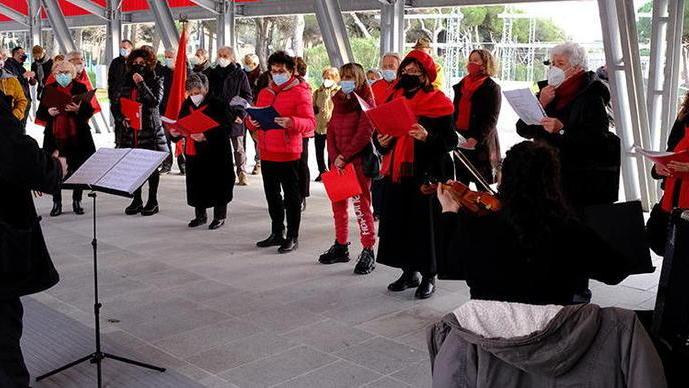 Cori e bandiere per ricordare i 100 anni del Partito comunista