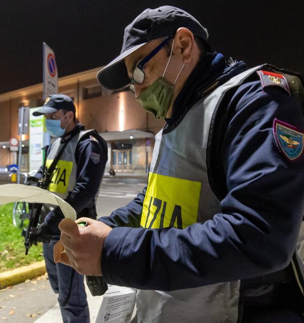 Colpisce i poliziotti con calci e pugni dopo un controllo 