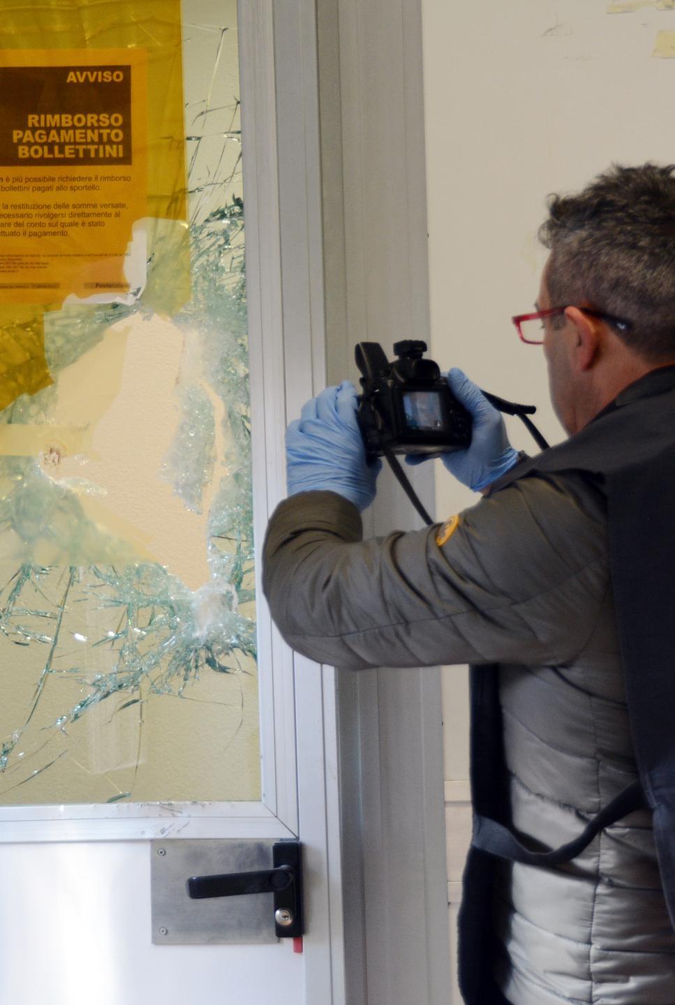 Rapina alle Poste: i tre imputati scelgono il rito abbreviato 