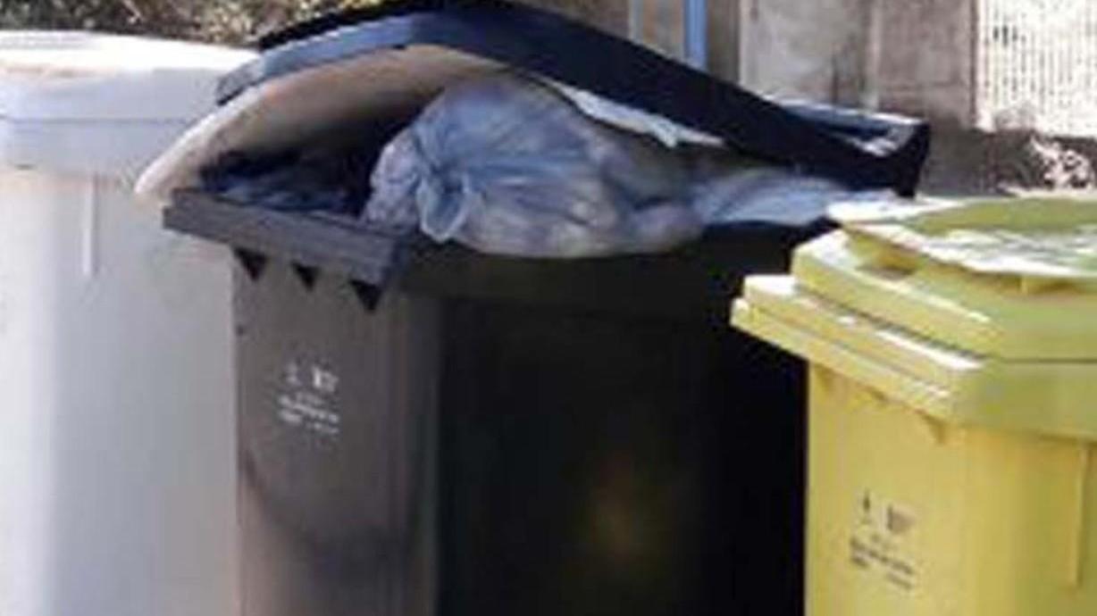 Polemica sulla raccolta dei rifiuti: finite le buste per l’indifferenziata