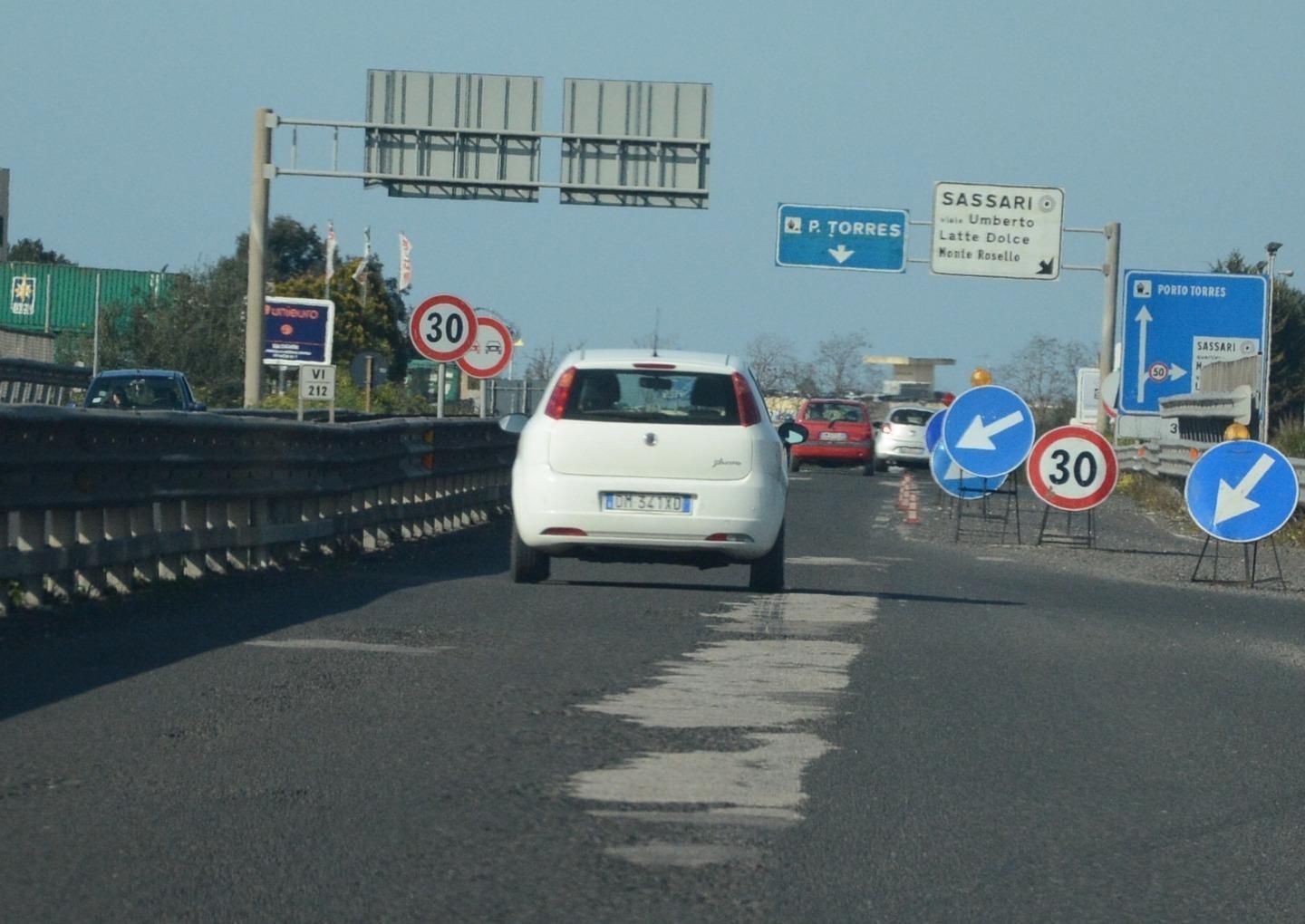 E vicino all’ex Auchan si viaggia ancora a una sola corsia