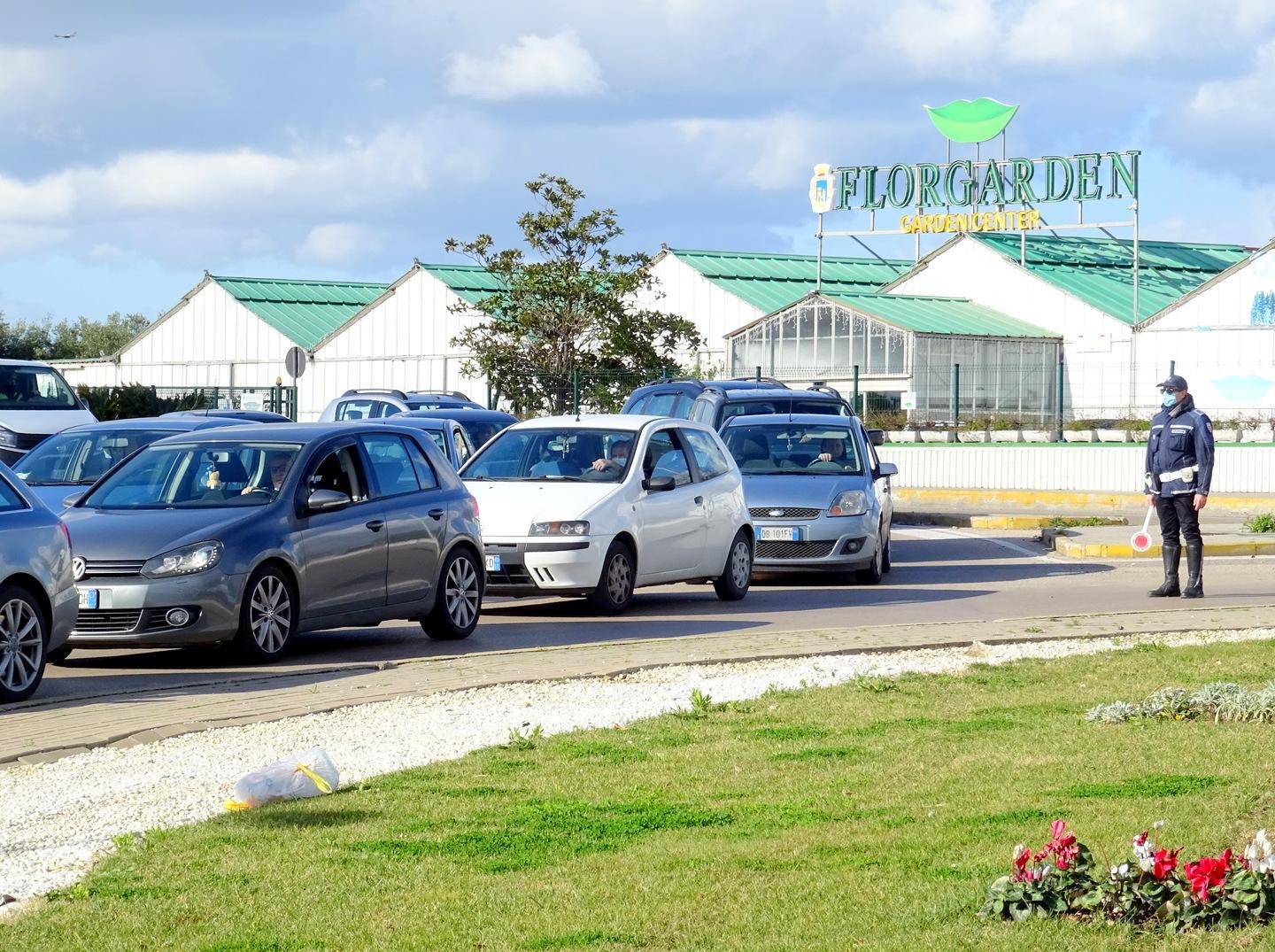 Lavori e voglia di hamburger nella rotatoria-lumaca