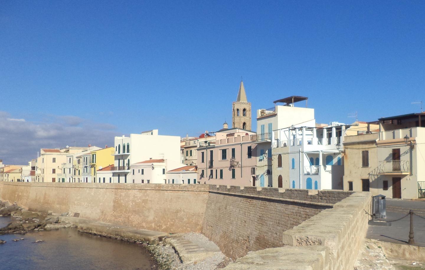 Il manuale del distanziamento sociale? È nato ad Alghero 432 anni fa: la scoperta della BBC