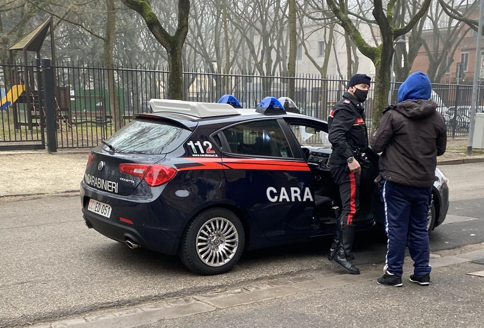Controllore rincorre uomo senza biglietto, colluttazione per strada a Ferrara