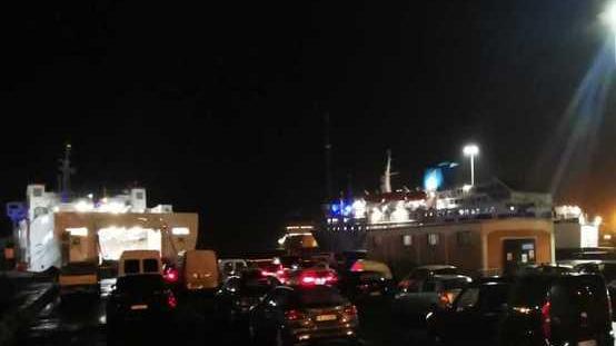 Il vento ferma di nuovo le navi per l'Elba, un'altra giornata difficile dopo il venerdì nero