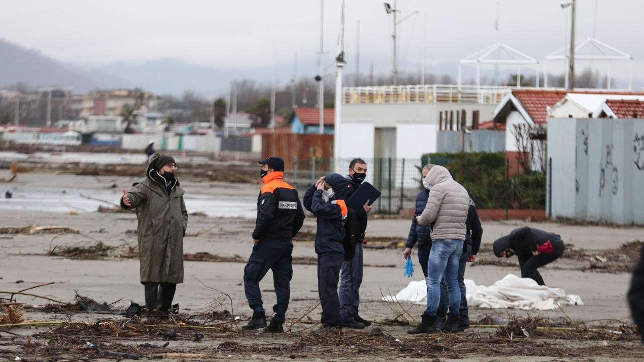 Il cadavere coperto da un telo a Marina di Carrara