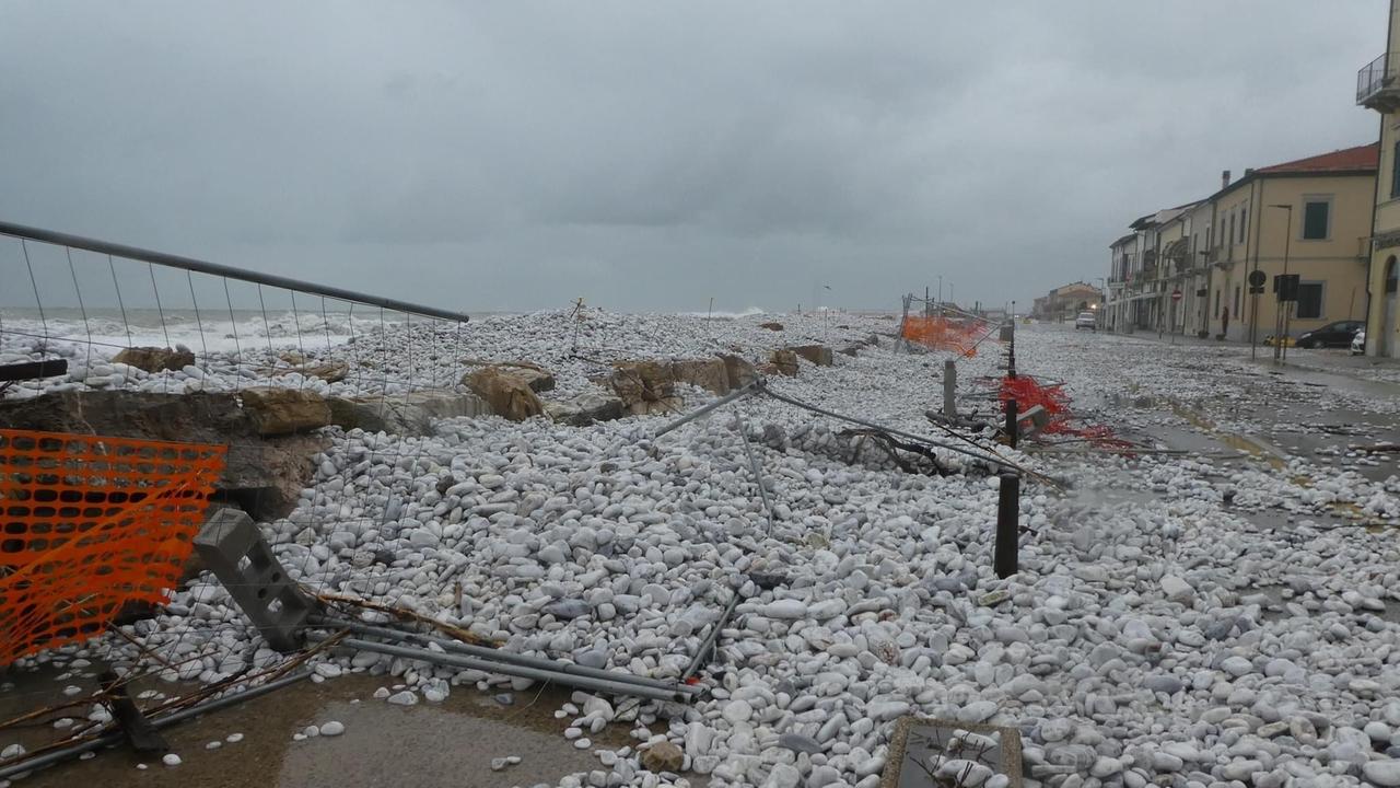 La strada invasa dai sassini a Marina di Pisa