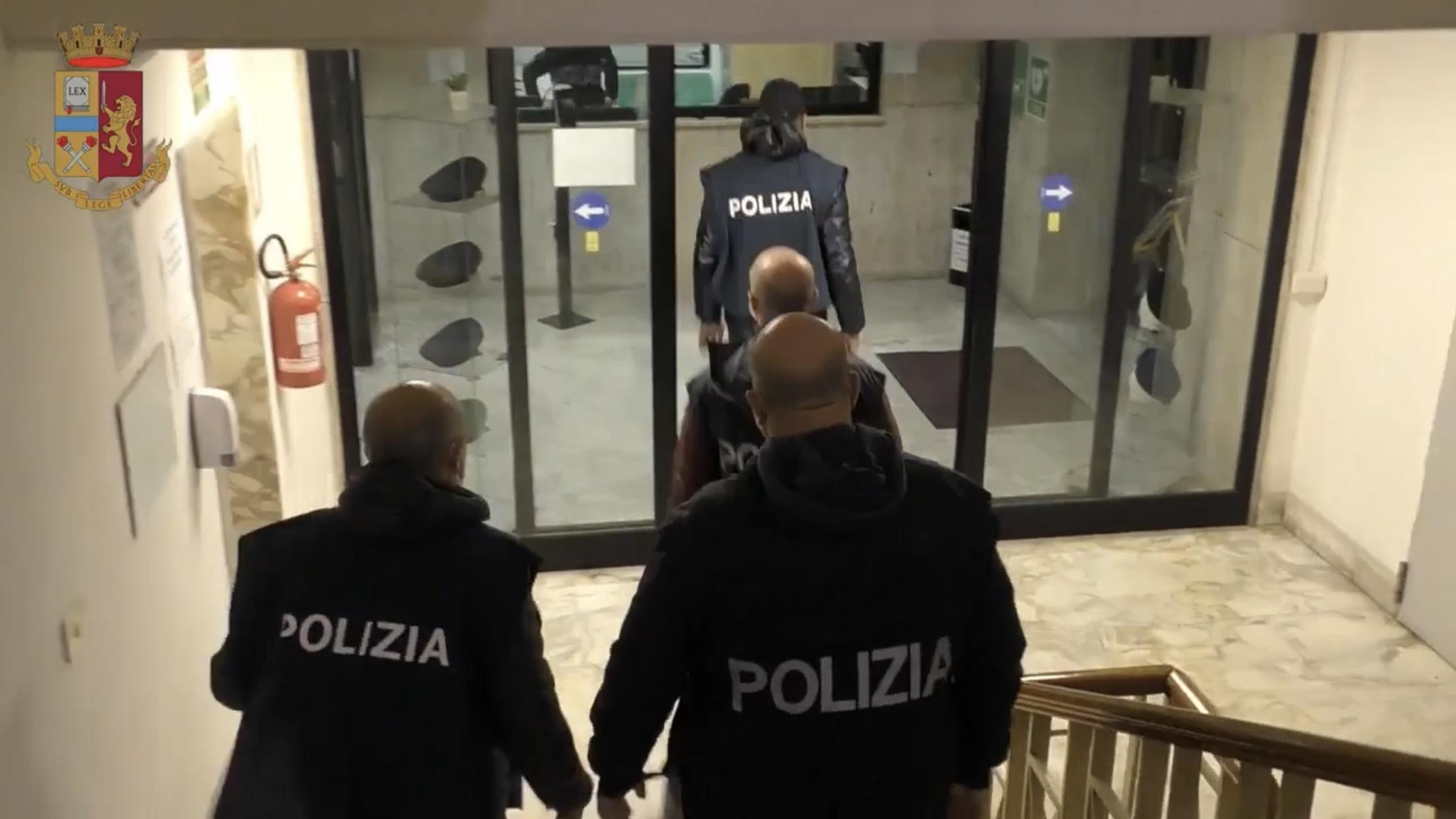 Gli arresti degli indagati per tentato omicidio (foto Mario Rosas)